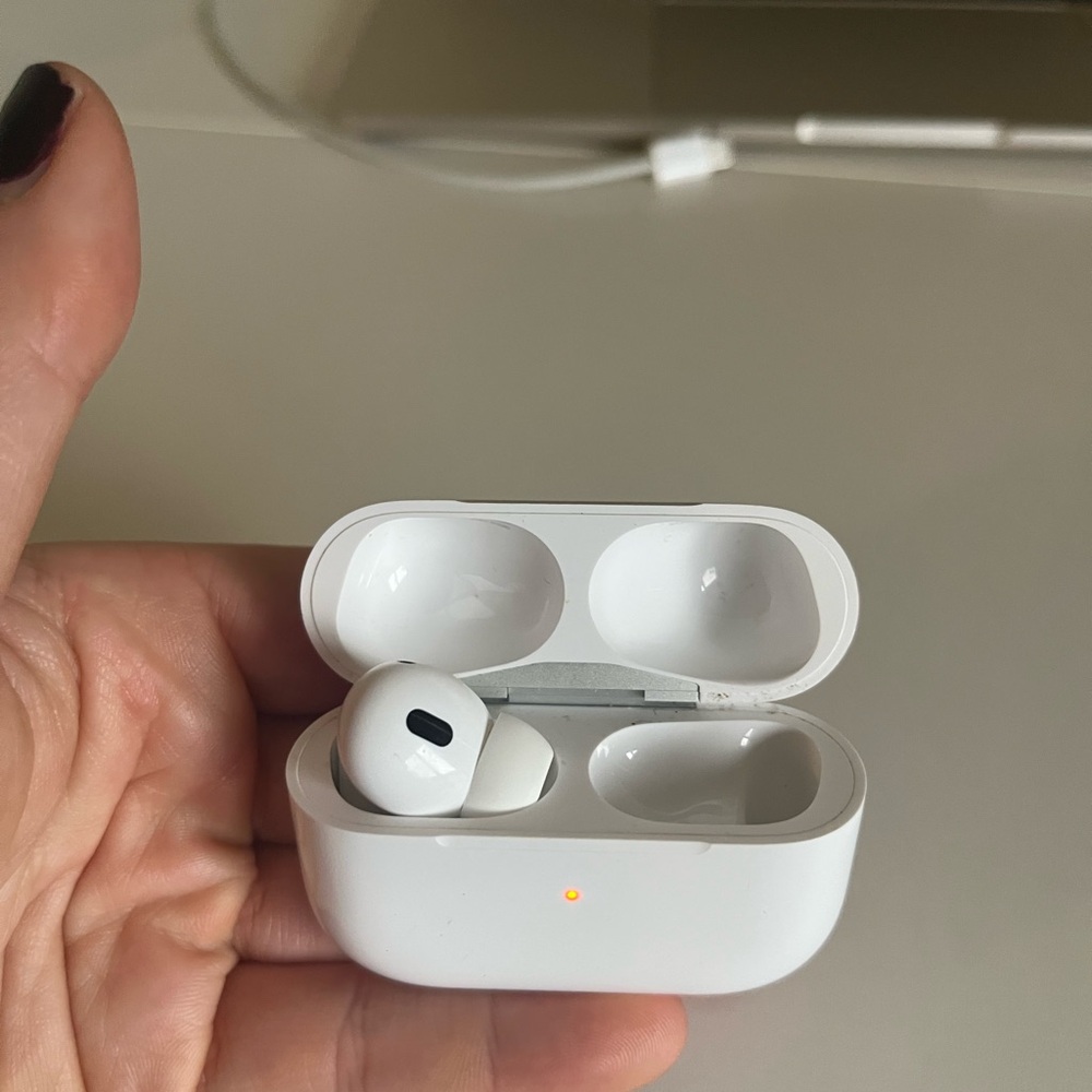 Apple AirPod Pro 2nd Gen L - Picture 2 of 8
